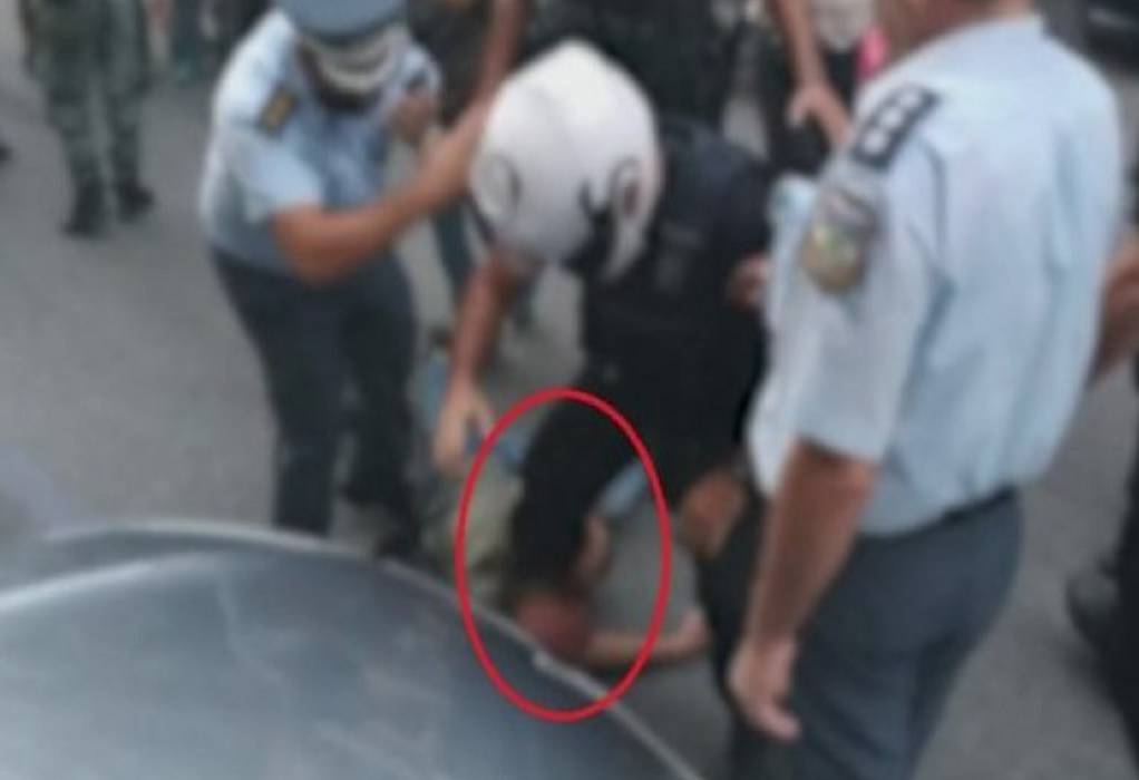 Θεσσαλονίκη: «Λάδι» ο αστυνομικός που πατούσε το κεφάλι διαδηλωτή