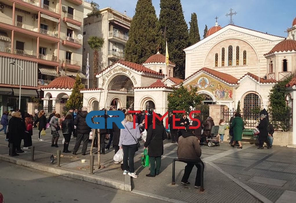 Θεσσαλονίκη: Συνωστισμός έξω από εκκλησία λόγω… Ψυχοσάββατου (ΦΩΤΟ)