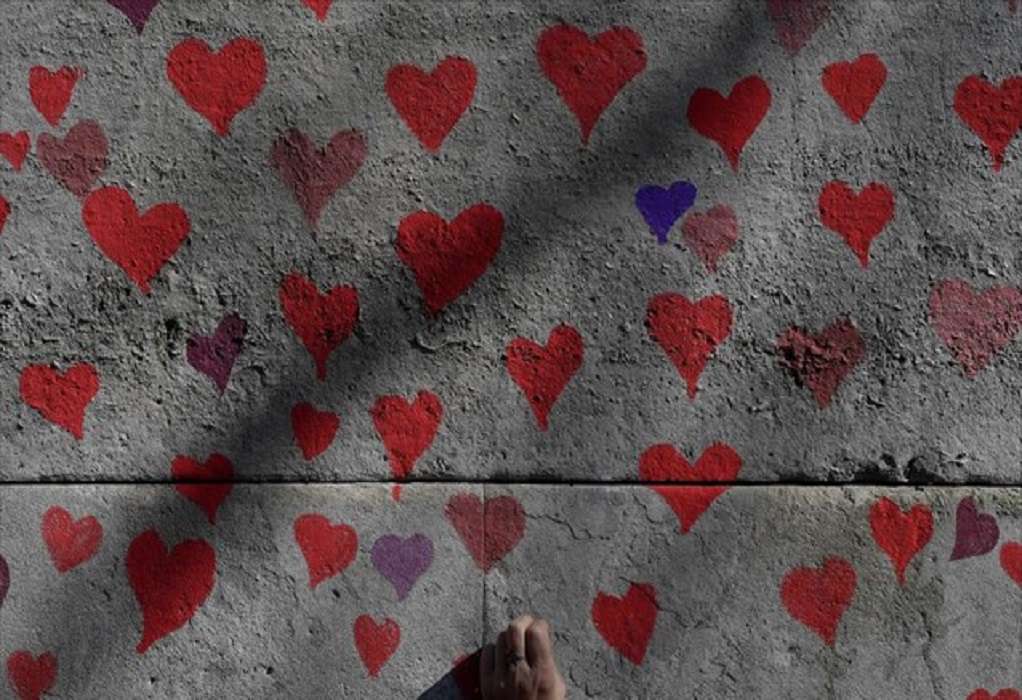 Βρετανία: 150.000 καρδιές σε τοίχο απέναντι από το κοινοβούλιο