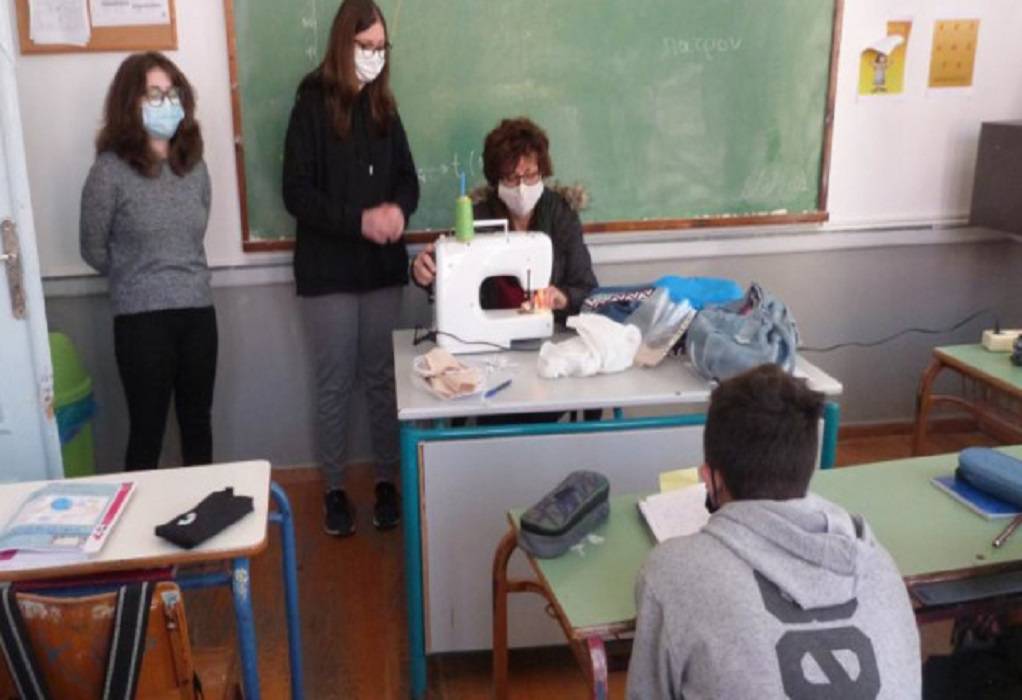 Μυτιλήνη: Μαθητές ράβουν μάσκες προστασίας κορωνοϊού