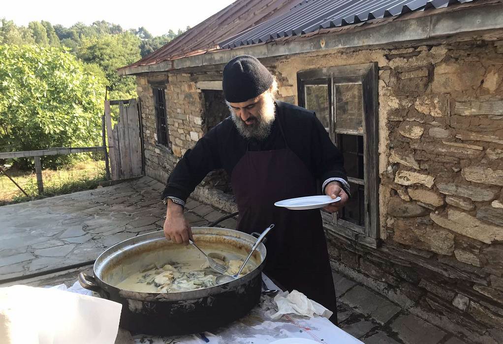 Άγιο Όρος: Ο Κρητικός μοναχός που φτιάχνει κεραλοιφές εδώ και 20 χρόνια!