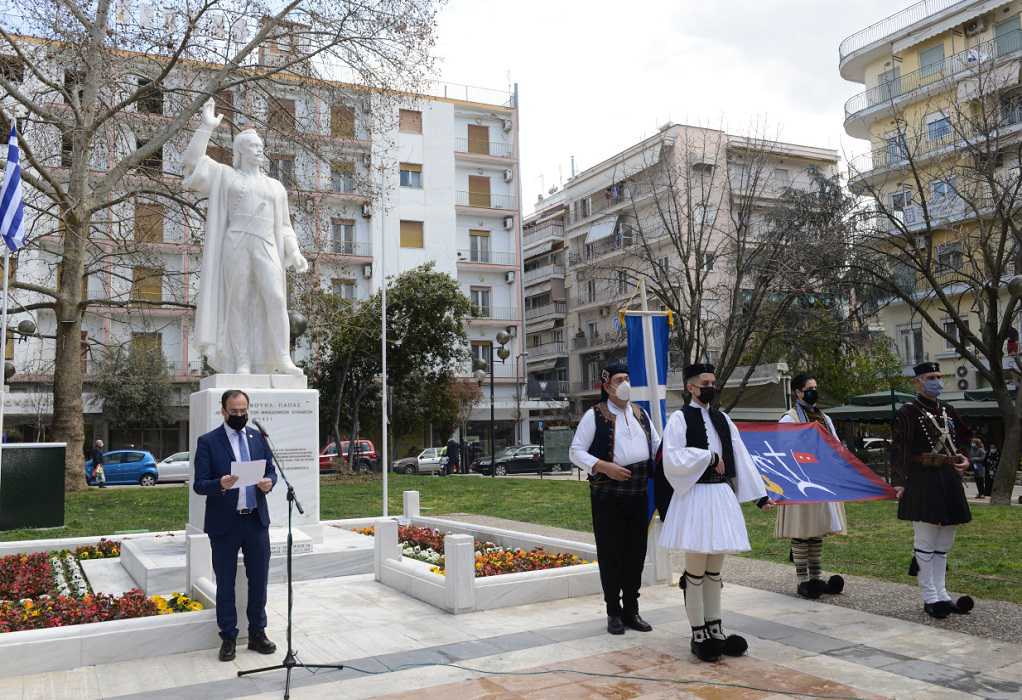 Δήμαρχος Σερρών: Ύψωσε το λάβαρο του Εμμανουήλ Παπά στην Πλατεία Ελευθερίας