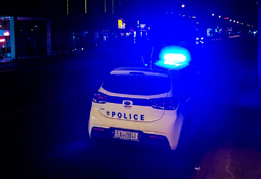 Θεσσαλονίκη: Επεισοδιακή σύλληψη 18χρονου διακινητή – Έπεσε πάνω σε σταθμευμένα οχήματα
