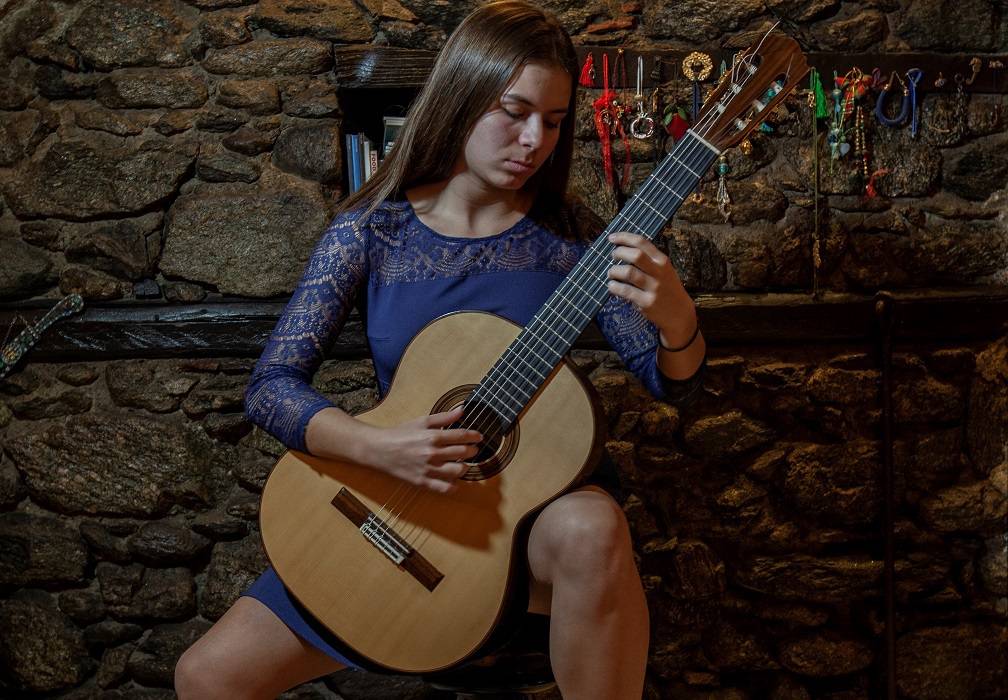 Φλώρινα: Η 17χρονη σολίστ που «μαγεύει» με τους ήχους της κιθάρας της