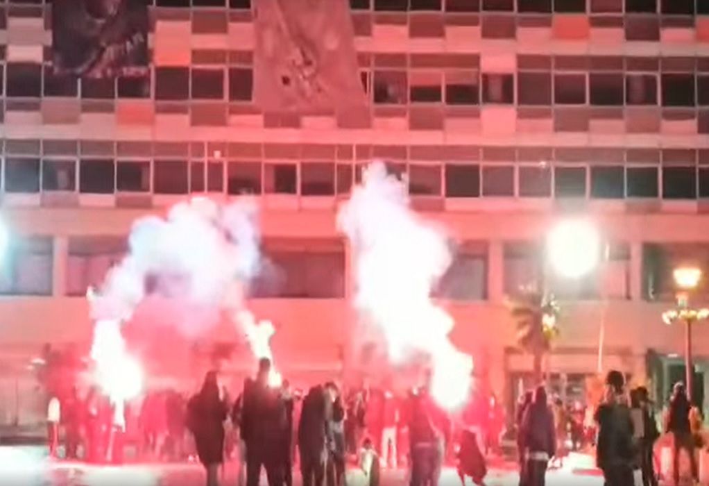 ΑΠΘ: Έληξε η κατάληψη στην Πρυτανεία – Φοιτητές πέταξαν πυροτεχνήματα (VIDEO)