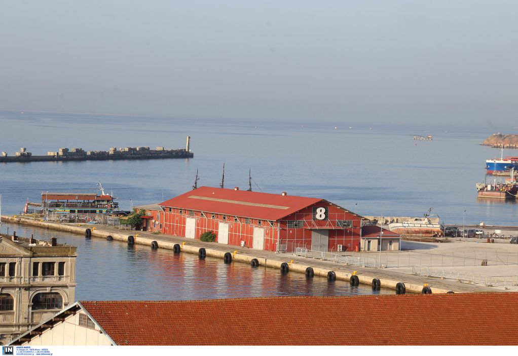 Θεσσαλονίκη: Δεξαμενόπλοιο «κόλλησε» στην άμμο του Θερμαϊκού