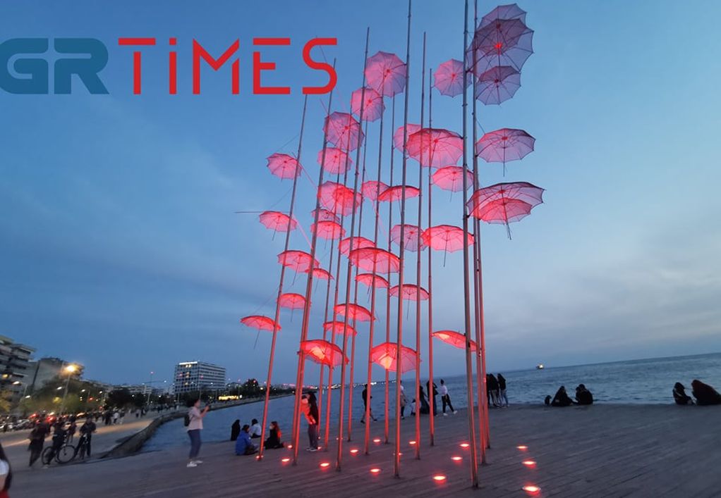 Θεσσαλονίκη: Στα χρώματα του Πάσχα οι «Ομπρέλες» στην παραλία (ΦΩΤΟ+VIDEO)