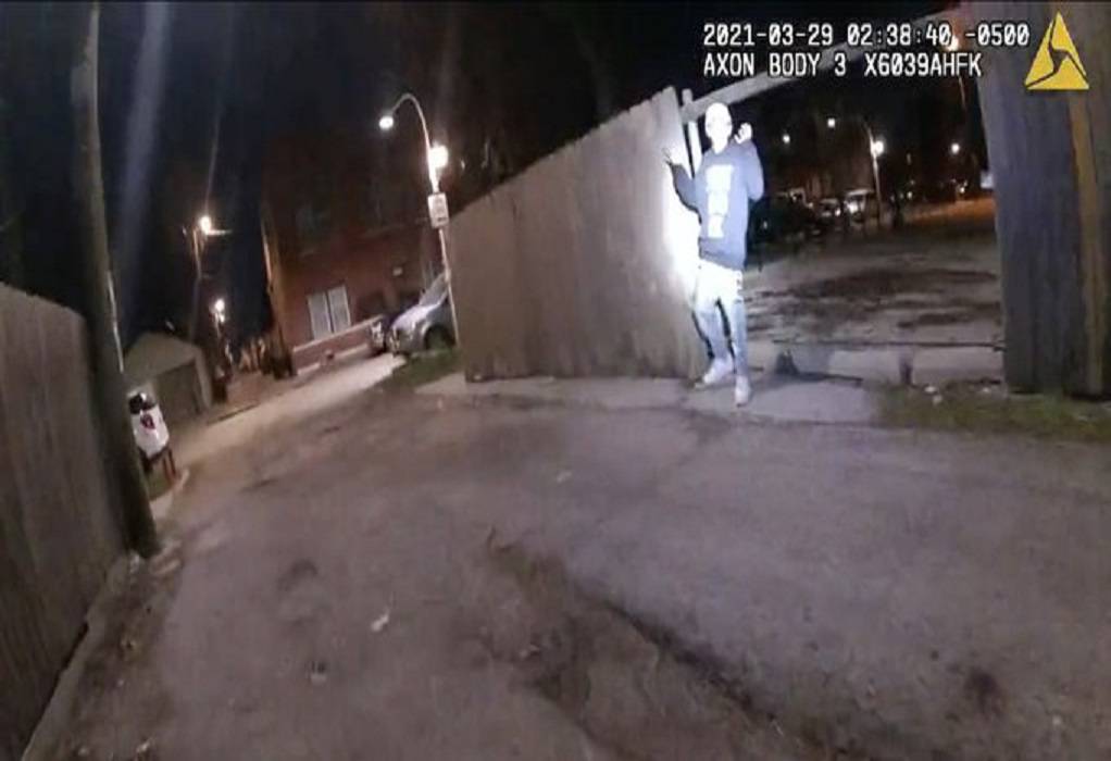 ΗΠΑ: Αστυνομικός πυροβολεί 13χρονο καθώς σηκώνει ψηλά τα χέρια (VIDEO)