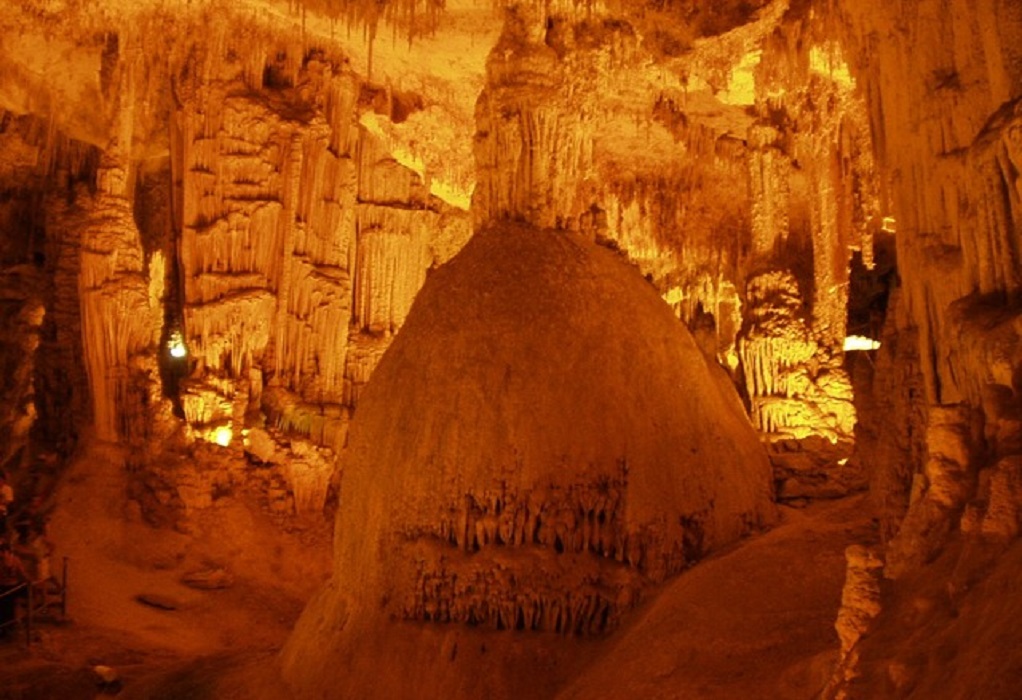Μυστικό σπήλαιο με σταλακτίτες αποκάλυψαν νεαροί στην Πρέβεζα