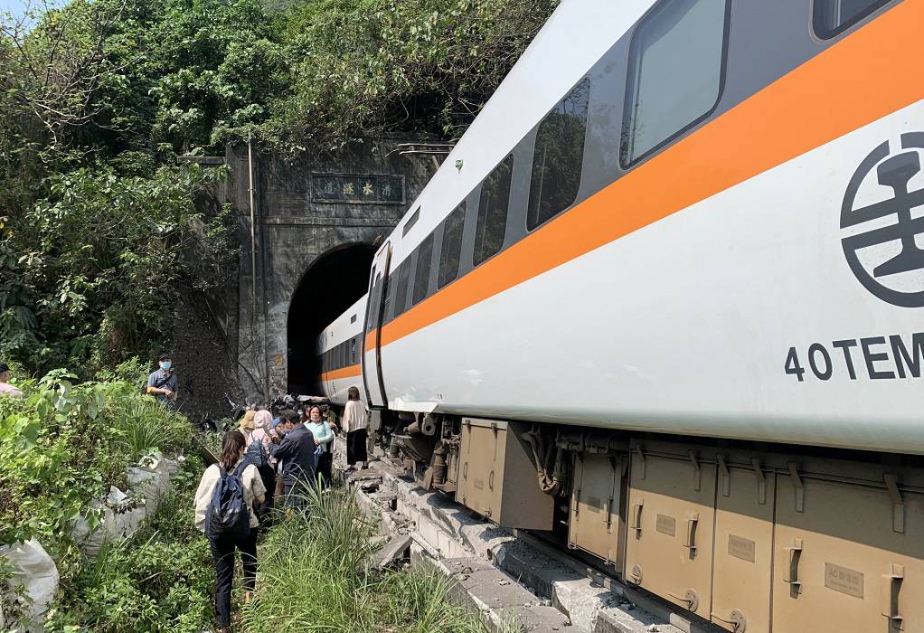 Ταϊβάν: Τουλάχιστον 36 νεκροί από εκτροχιασμό τρένου (VIDEO)