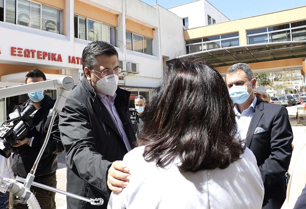 Επτά αναπνευστήρες παρέδωσε ο Απ. Τζιτζικώστας σε νοσοκομεία της Θεσσαλονίκης