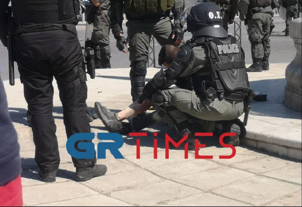 Θεσσαλονίκη: Αστυνομικός των ΜΑΤ σβήνει τη φωτιά από άτομο που του πετούσε μολότοφ