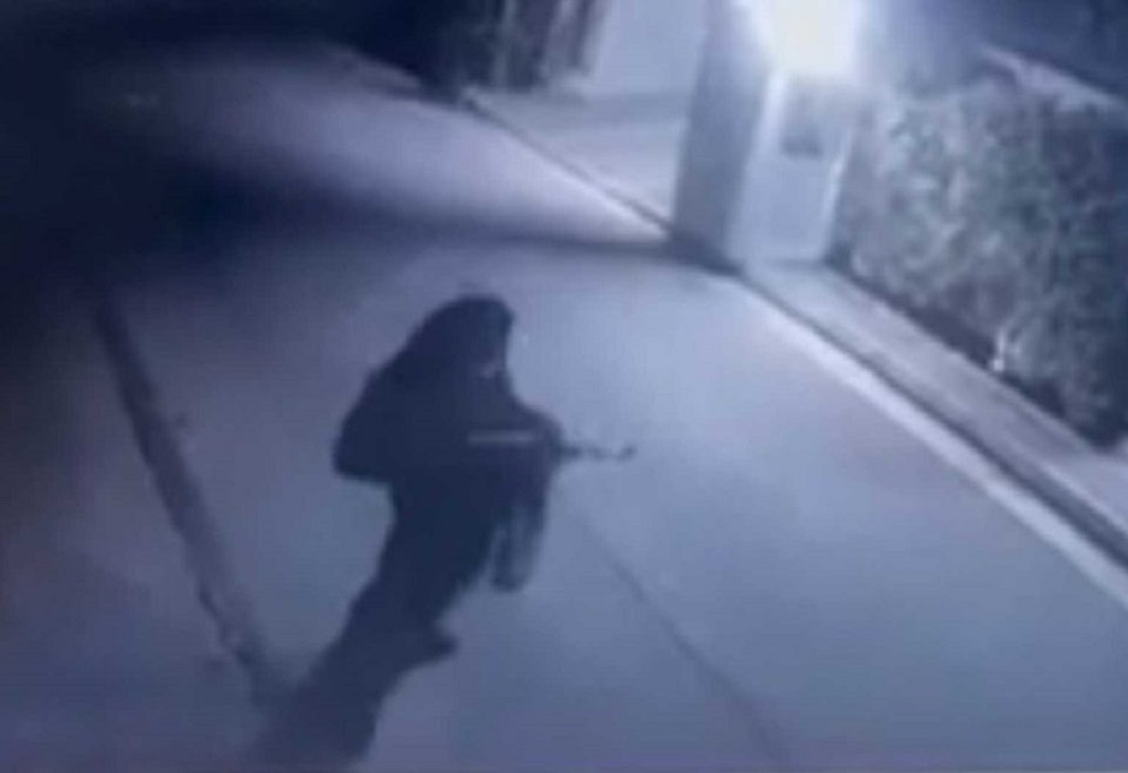 Μένιος Φουρθιώτης: Η στιγμή που άγνωστος πυροβολεί έξω από το σπίτι του (VIDEO)