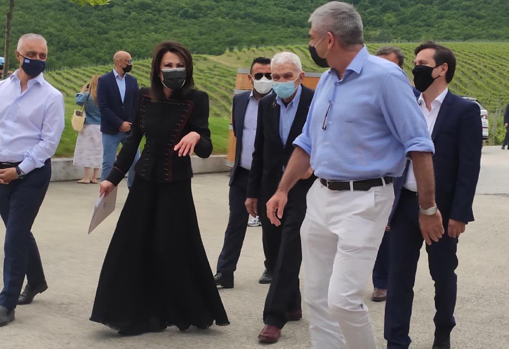 Γ. Αγγελοπούλου: Στο κτήμα Κυρ- Γιάννη με outfit εμπνευσμένο από παραδοσιακή φορεσιά (ΦΩΤΟ)