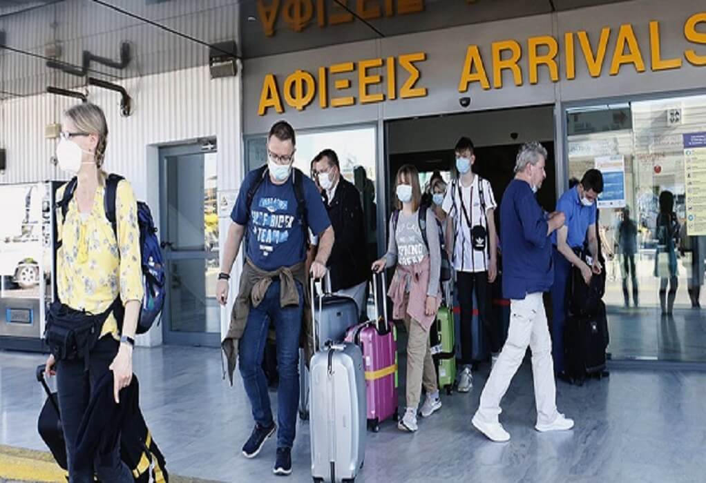 Κρήτη: Κατέφθασαν οι πρώτοι τουρίστες σε Χανιά και Ηράκλειο
