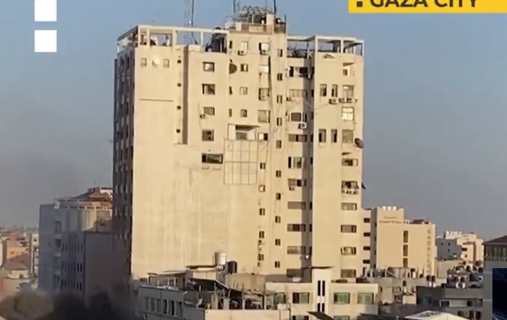 Γάζα: Σοκαριστικό VIDEO από κατάρρευση κτιρίου μετά από βομβαρδισμό