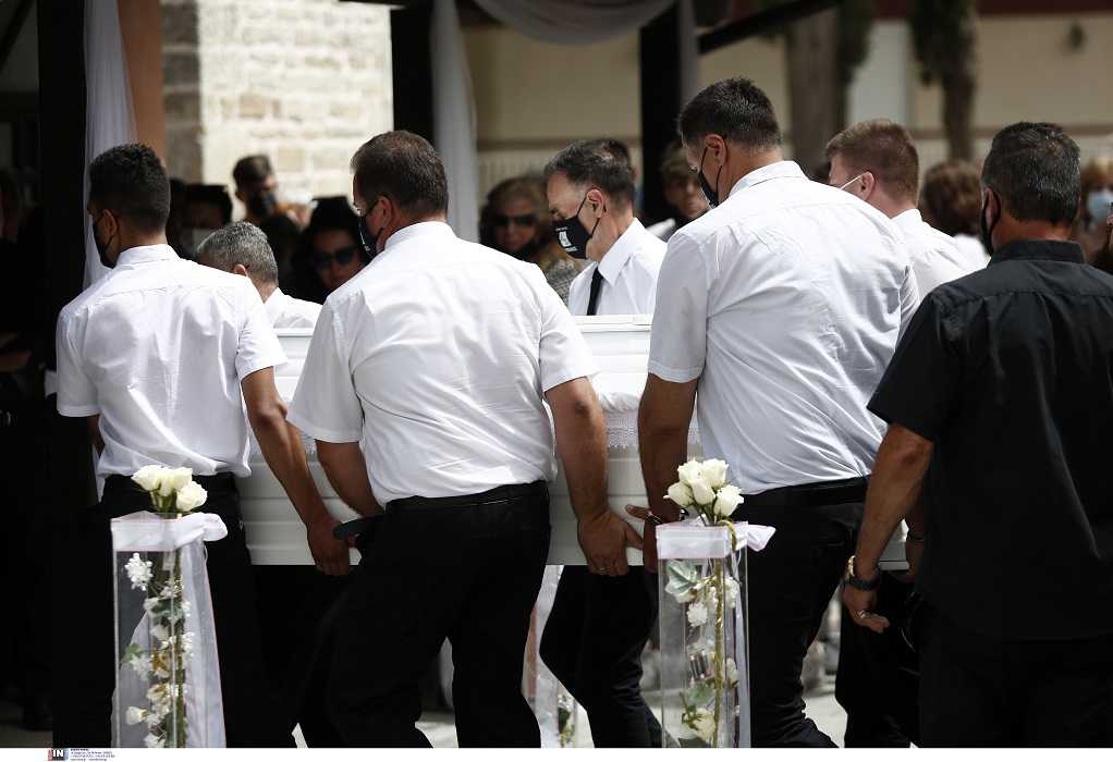 Θεσσαλονίκη: Απέραντη θλίψη στην κηδεία της 14χρονης που πέθανε από σηπτικό σοκ