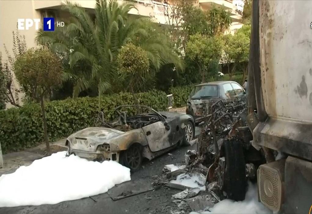 Καβούρι: Εκρήξεις σε οχήματα μετά από τροχαίο (ΦΩΤΟ-VIDEO)