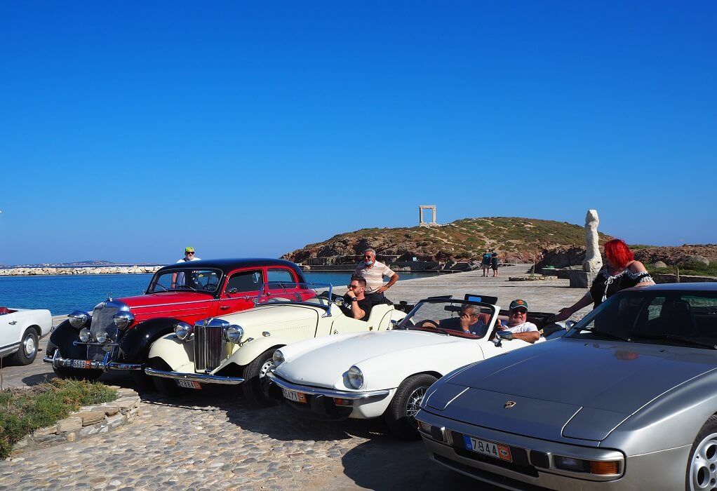 Ιστορικά αυτοκίνητα στη Νάξο: Τζάγκουαρ και Μερσεντές με φόντο την Πορτάρα (ΦΩΤΟ)
