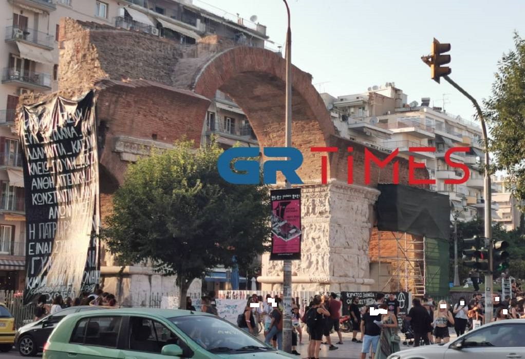 Θεσσαλονίκη: Κρέμασαν γιγαντοπανό κατά της πατριαρχίας στην Καμάρα (ΦΩΤΟ)