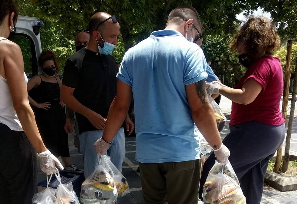 Θεσσαλονίκη: Φαγητό σε άστεγους και άπορους μοίρασε το ΚΕΘΕΑ