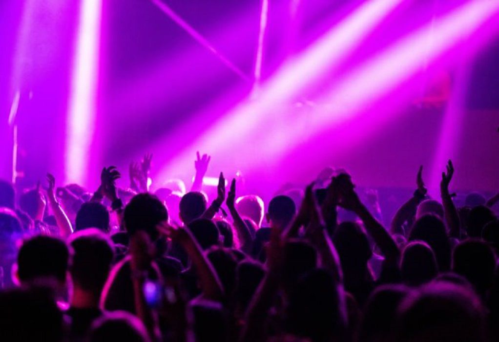 Χαλκίδα: Χαμός σε night club – Με αυτοκόλλητα στα κινητά για να μην ανεβαίνουν stories