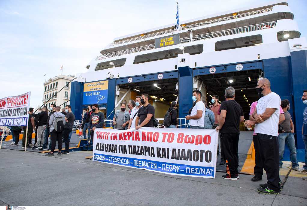 Απεργία ΠΝΟ: Ένταση στο λιμάνι του Πειραιά – Στους καταπέλτες των πλοίων οι ναυτεργάτες