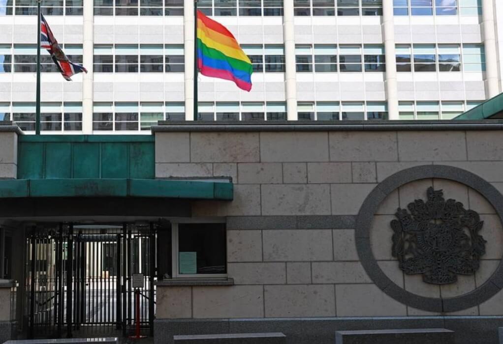 Ρωσία: Τη ΛΟΑΤΚΙ+ σημαία ύψωσαν οι πρεσβείες ΗΠΑ, Καναδά και Βρετανίας