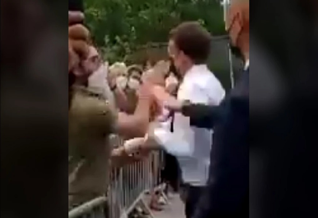 Άνδρας χαστούκισε τον Μακρόν μπροστά στις κάμερες (VIDEO)