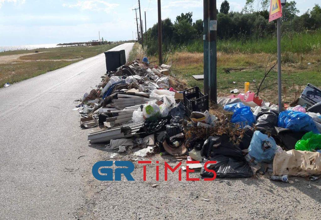 Ν. Ηράκλεια: «Πάρτι» σκουπιδιών μια ανάσα από την ακτή (ΦΩΤΟ)
