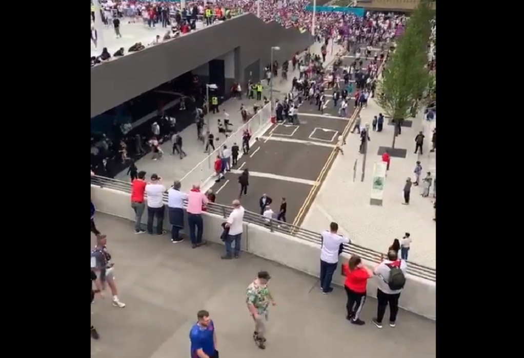 Euro 2020: Οπαδοί προσπάθησαν να μπουν στο Γουέμπλεϊ (VIDEO)
