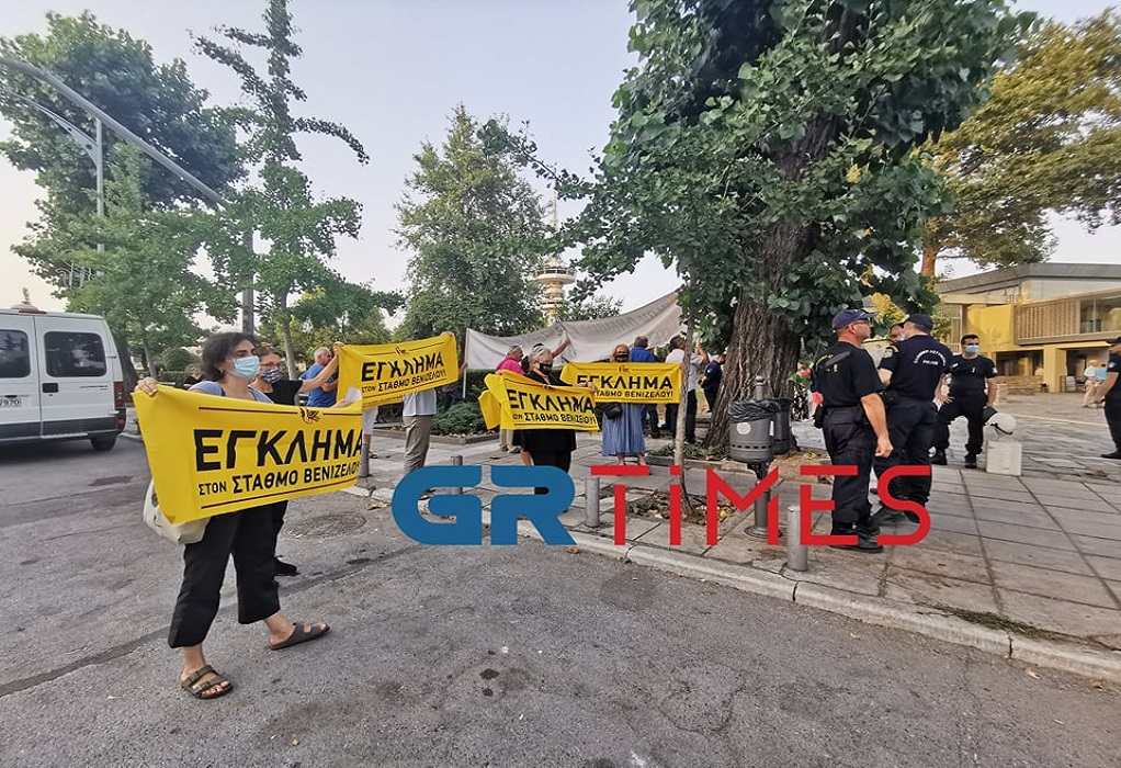 Θεσσαλονίκη: Διαμαρτυρίες με αφορμή την επίσκεψη Μενδώνη (ΦΩΤΟ)