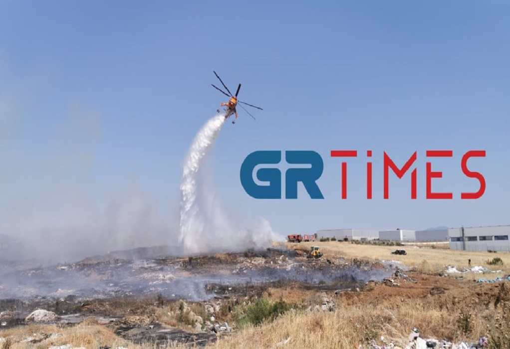 Φωτιά-Ωραιόκαστρο: Ενισχύθηκαν οι δυνάμεις της Πυροσβεστικής και με ελικόπτερο