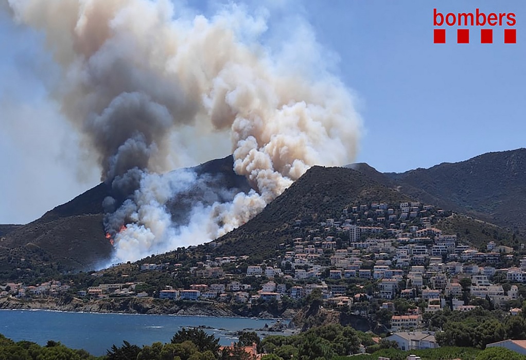 Ισπανία: Πυρκαγιά κατακαίει φυσικό πάρκο στην Καταλονία – 350 άνθρωποι εγκατέλειψαν τις εστίες τους