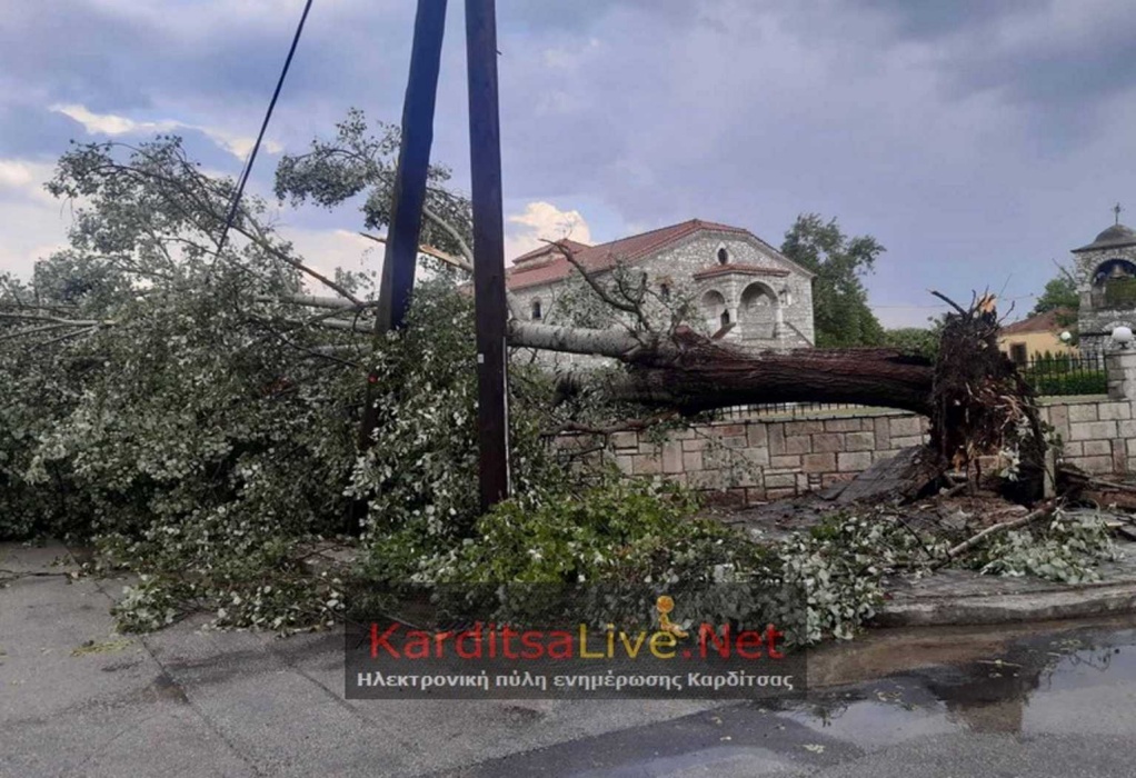 Καρδίτσα: Μπουρίνι ξήλωσε σκεπές και κολώνες ηλεκτρισμού (ΦΩΤΟ)