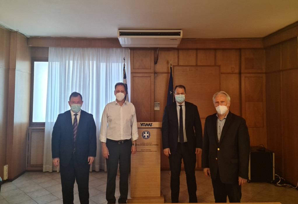 ΥΠΑΑΤ: Σύσκεψη βουλευτών με Λιβανό για την κλημεντίνη