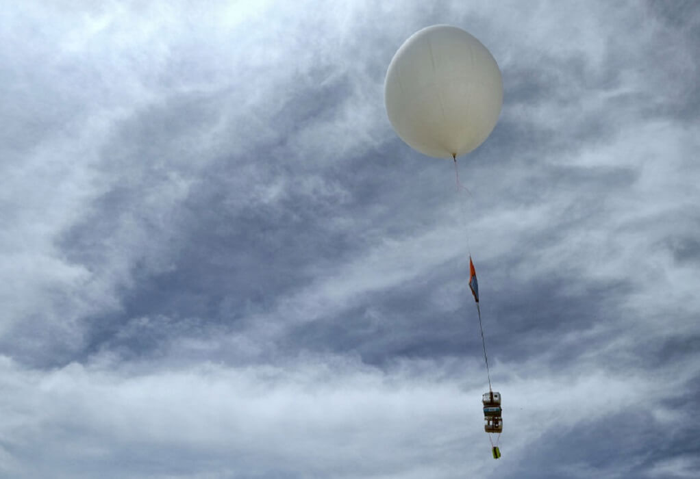 Θεσσαλονίκη: Μετεωρολογικό μπαλόνι έπεσε στην θάλασσα-Κινητοποίηση του λιμενικού