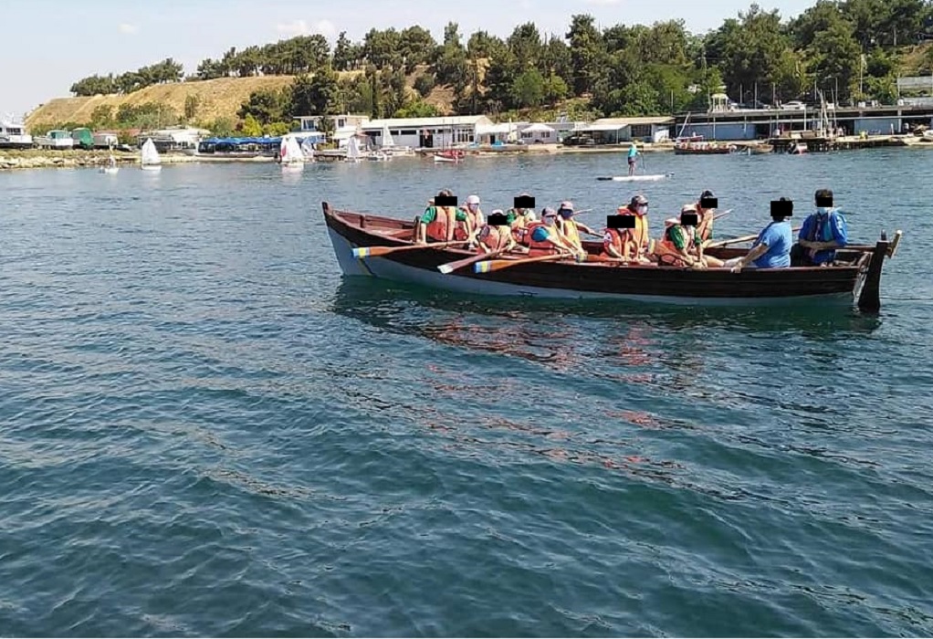 «Οδύσσεια» για 9 ναυτοπροσκόπους – Αναποδογύρισε η βάρκα τους ανοικτά της Επανομής
