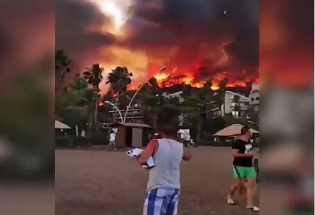 Σοκαριστικά βίντεο από φωτιές στην Τουρκία – Οι φλόγες σε παραλίες γεμάτες κόσμο