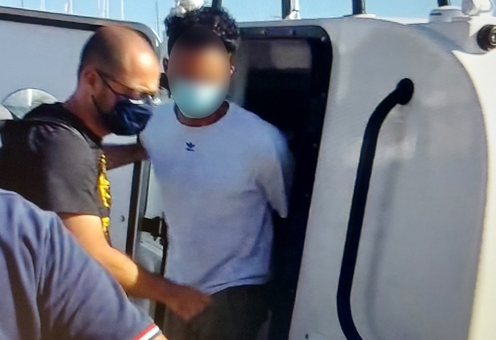 Έγκλημα Φολέγανδρος: Στον Πειραιά ο δράστης για να προφυλακιστεί στον Κορυδαλλό (VIDEO)