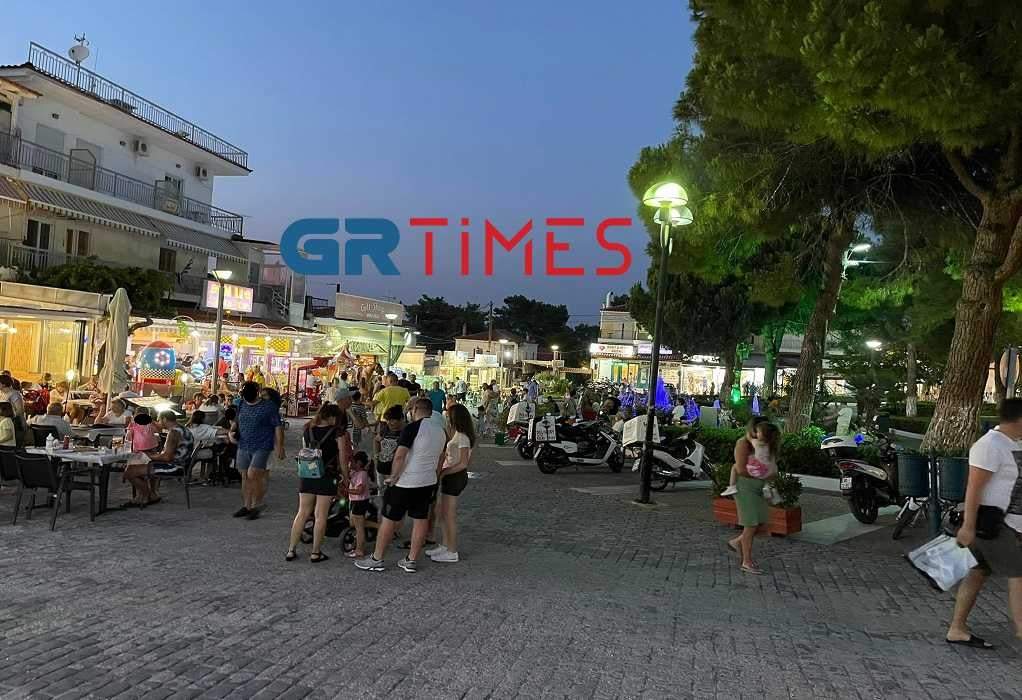 Χαλκιδική: Βόλτες στη Χανιώτη σαν… να μην υπάρχει κορωνοϊός (ΦΩΤΟ)