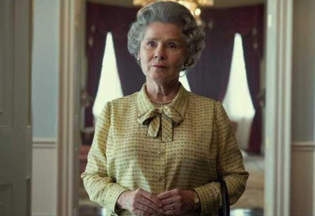 “The Crown”: Η Iμέλντα Στόντον ως βασίλισσα Ελισάβετ