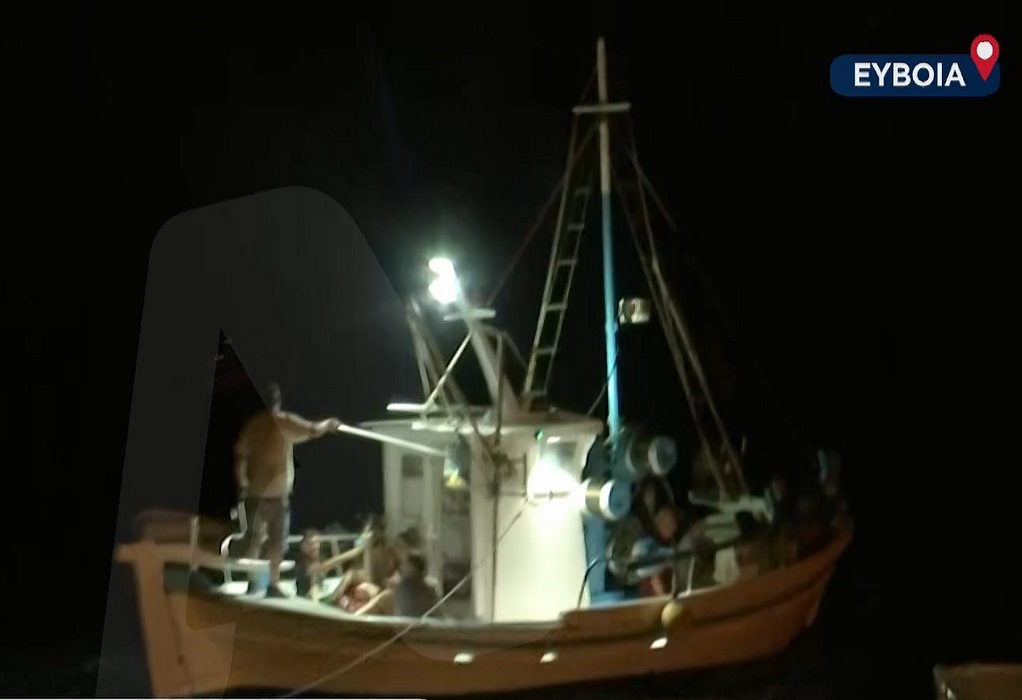 Εύβοια: Με πλωτά μέσα απομακρύνονται οι κάτοικοι από την Αγ. Άννα (VIDEO)