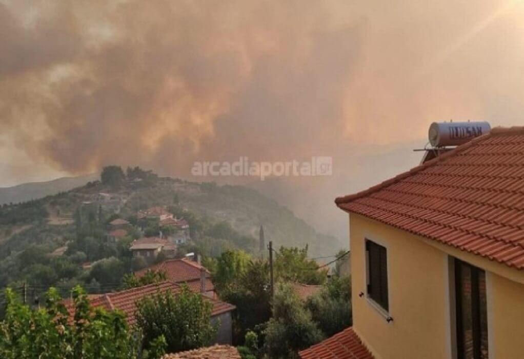Φωτιά στη Γορτυνία: Συναγερμός από το 112 – 20 χωριά προς εκκένωση