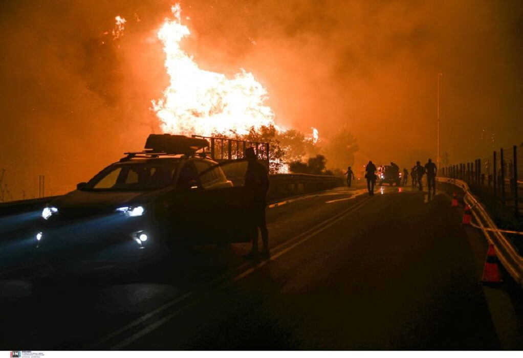 Μαλακάσα: Οι φλόγες πέρασαν την Εθνική προς Ωρωπό –  Εκκενώνονται περιοχές