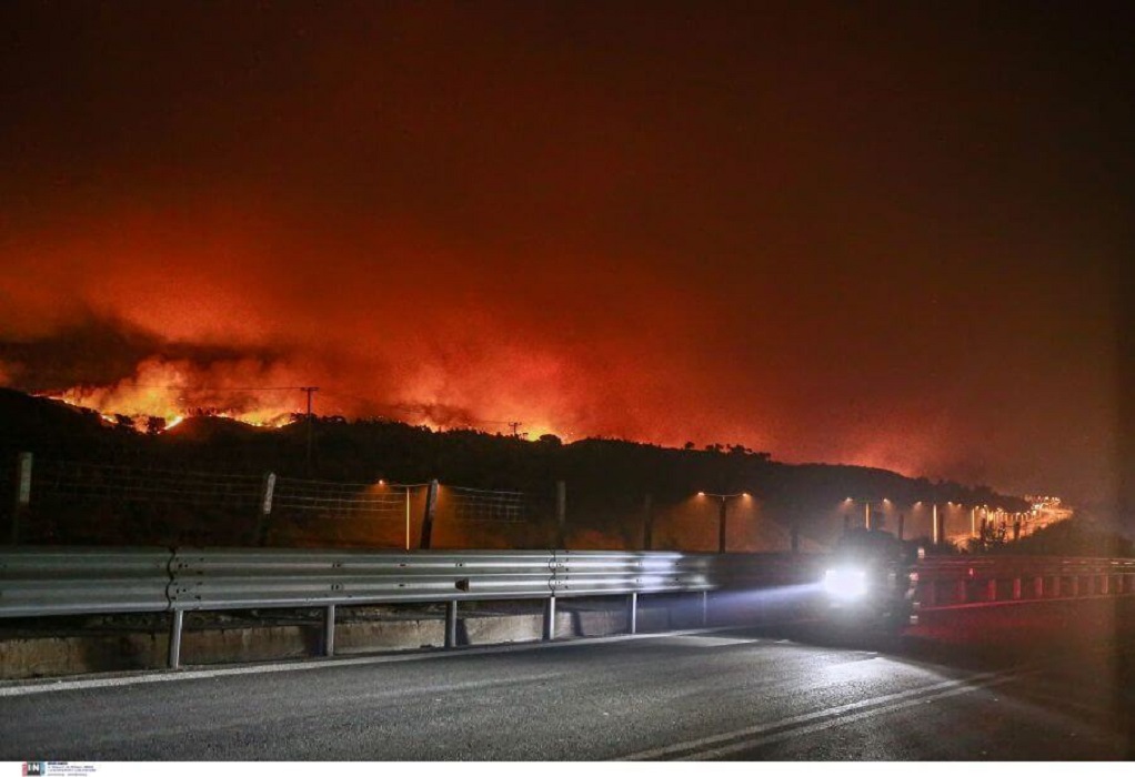 Φλέγεται η Αττική: Η φωτιά πέρασε την Εθνική Οδό- Κινείται προς Καπανδρίτι
