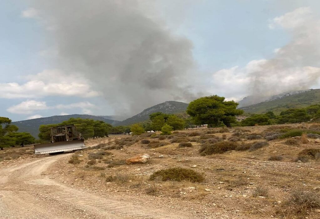 Βίλια: Μαίνεται η φωτιά στο Όρος Πατέρα – Έκκληση για εναέρια μέσα