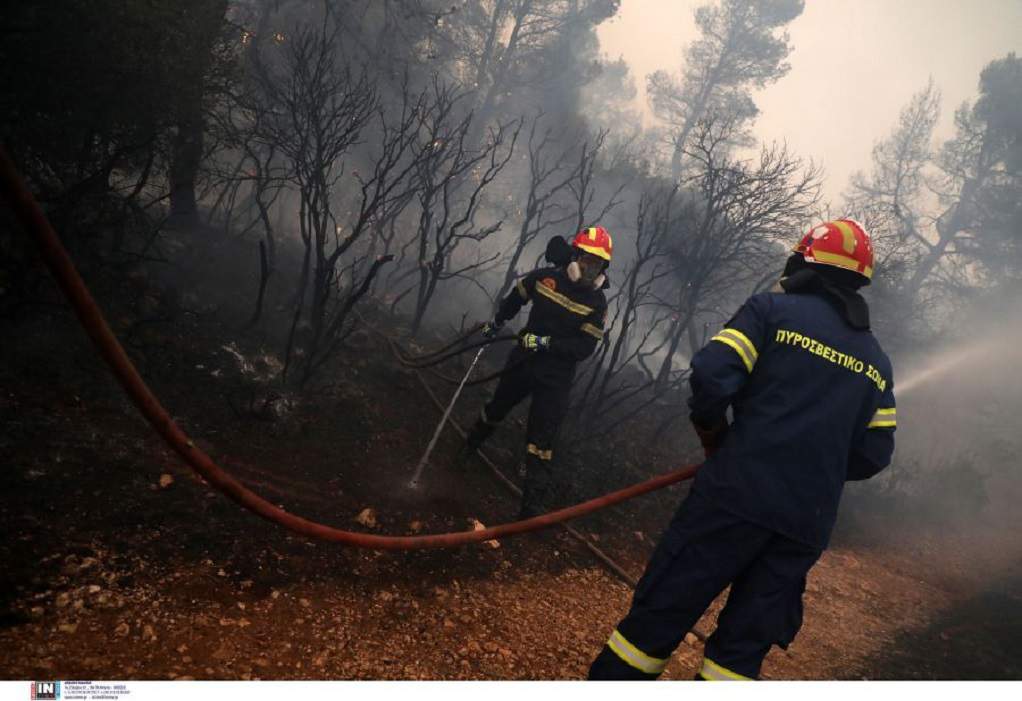Φωτιά στα Βίλια: Συνεχίζεται η επιχείρηση κατάσβεσης