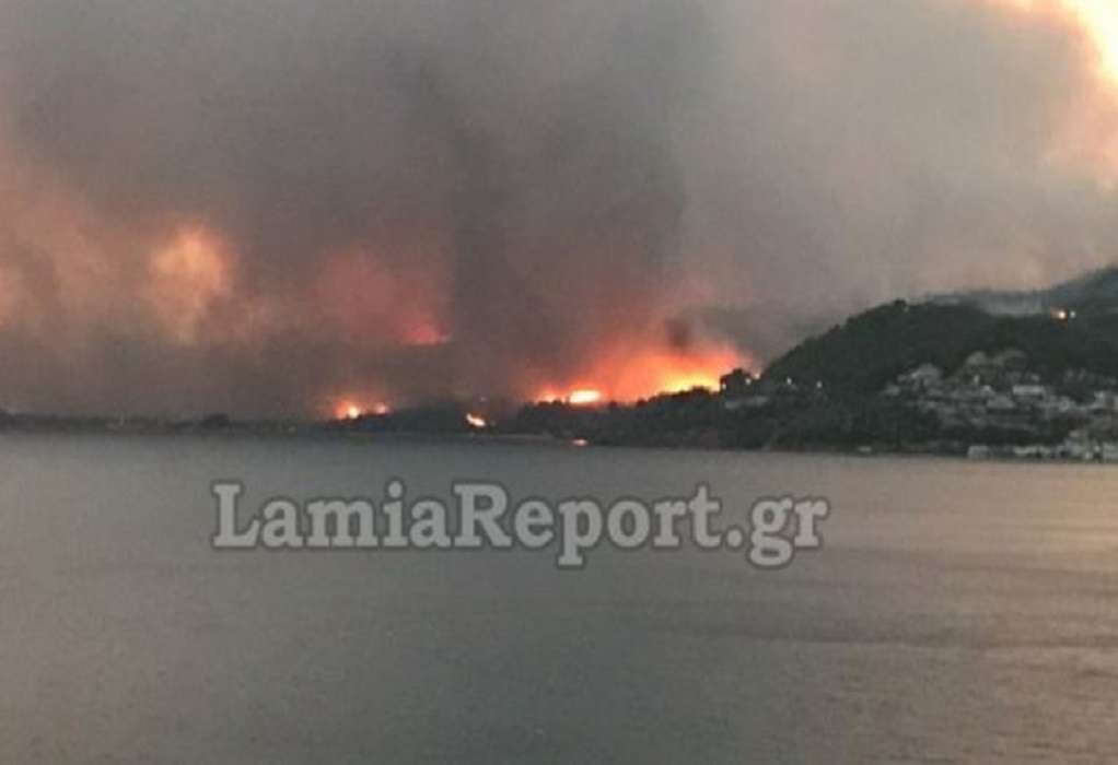 Μαίνεται η πυρκαγιά στην Λίμνη Ευβοίας – Εκκενώθηκαν οικισμοί (VIDEO)