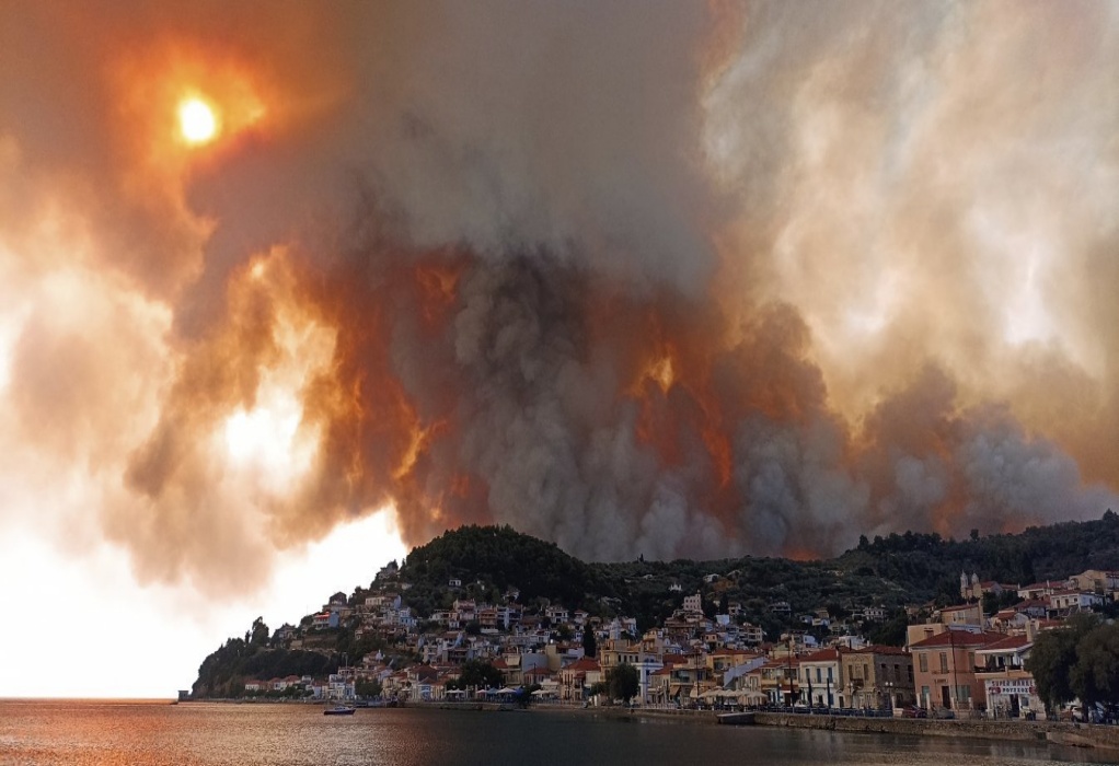 Φωτιά στην Εύβοια: Εκκενώθηκαν πάνω από 10 οικισμοί